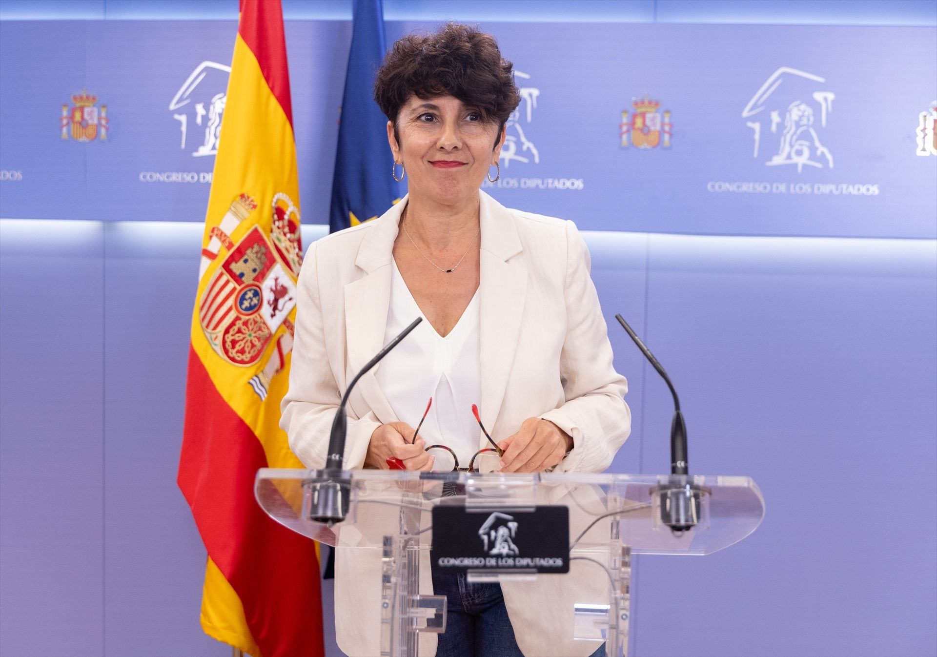 La portavoz del PNV en el Congreso, Maribel Vaquero, durante una rueda de prensa, en el Congreso de los Diputados.
