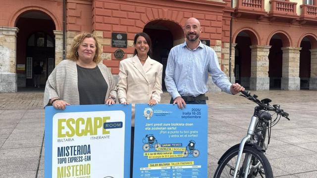 La plaza Untzaga sirvió de marco a la presentación de la Semana Europea de la Movilidad en Debabarrena.