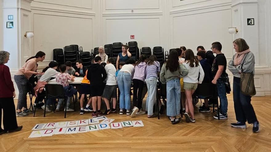 Alumnado de Aiaraldea preparando la campaña contra el desperdicio alimentario en El Casino de Laudio