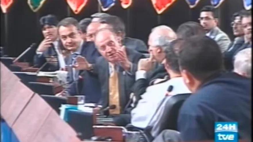 El Rey emérito Juan Carlos I manda callar a Hugo Chávez en 2007.