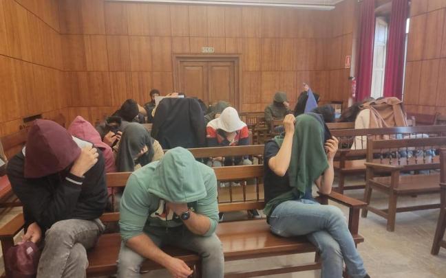 Los acusados de difundir el video, en el juzgado.