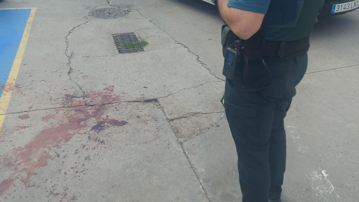 Sangre en el lugar en el que la Guardia Civil atendió a uno de los apuñalados. Foto: cedida