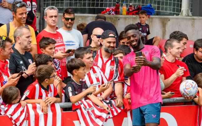 Iñaki Williams se fotografía junto a varios aficionados Iñaki Williams se fotografía junto a varios aficionados