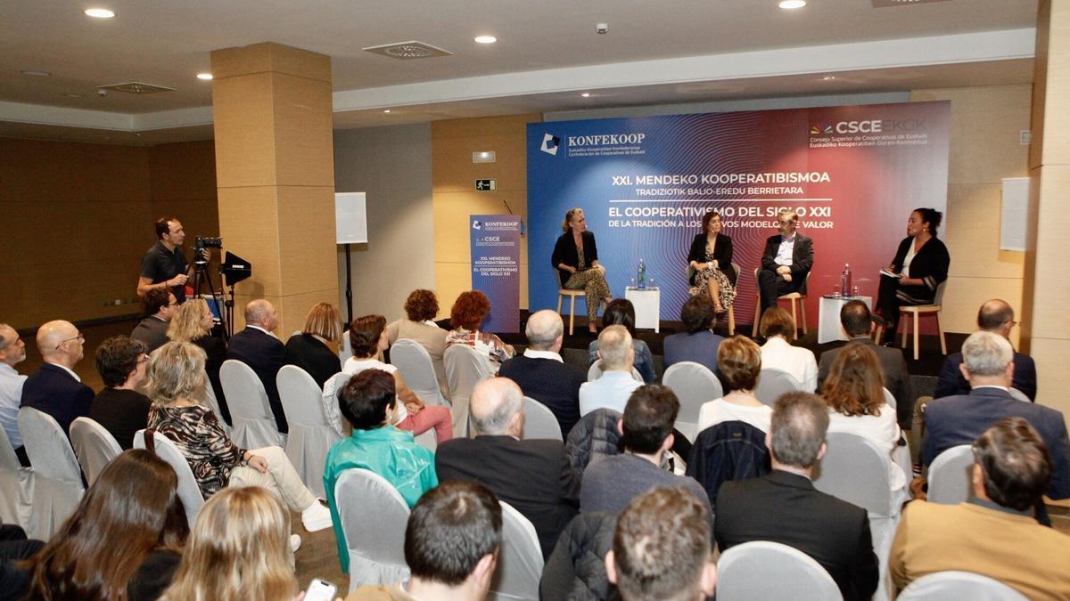 Imagen de una reunión del Consejo Superior de Cooperativas de Euskadi (CSCE) y la Confederación de Cooperativas de Euskadi (Konfekoop).