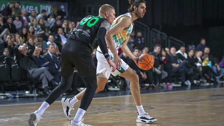 Georgios Tsalmpouris bota el balón ante la defensa de White