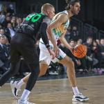 Georgios Tsalmpouris bota el balón ante la defensa de White