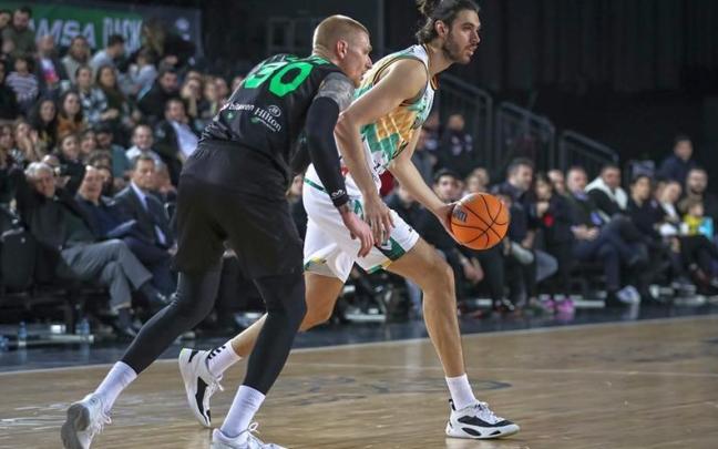 Georgios Tsalmpouris bota el balón ante la defensa de White Georgios Tsalmpouris bota el balón ante la defensa de White