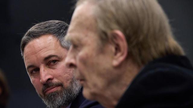 El líder de Vox, Santiago Abascal, junto al candidato de su moción de censura, Ramón Tamames.