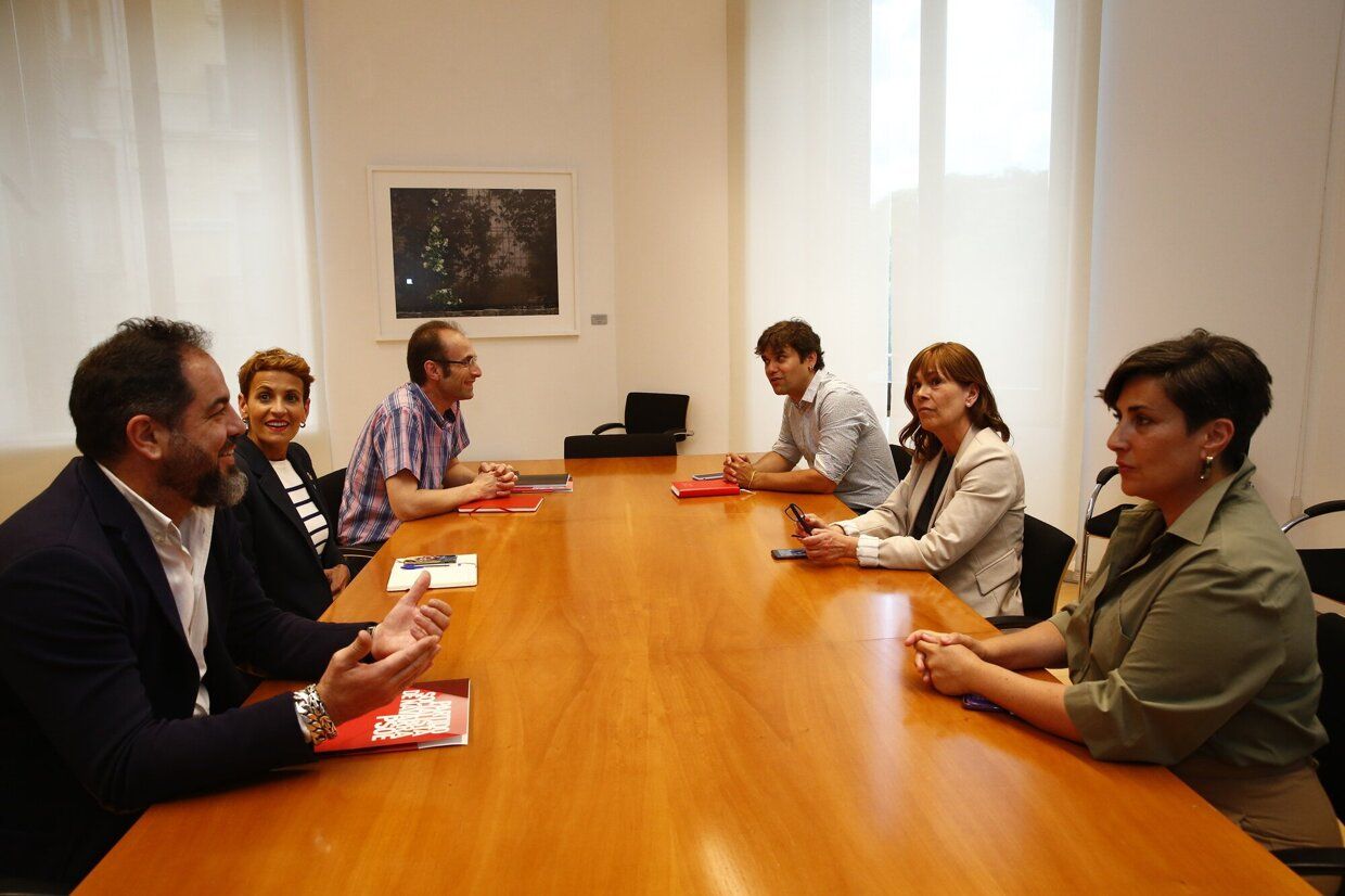 Reunión entre el PSN y Geroa Bai. Foto: Patxi Cascante