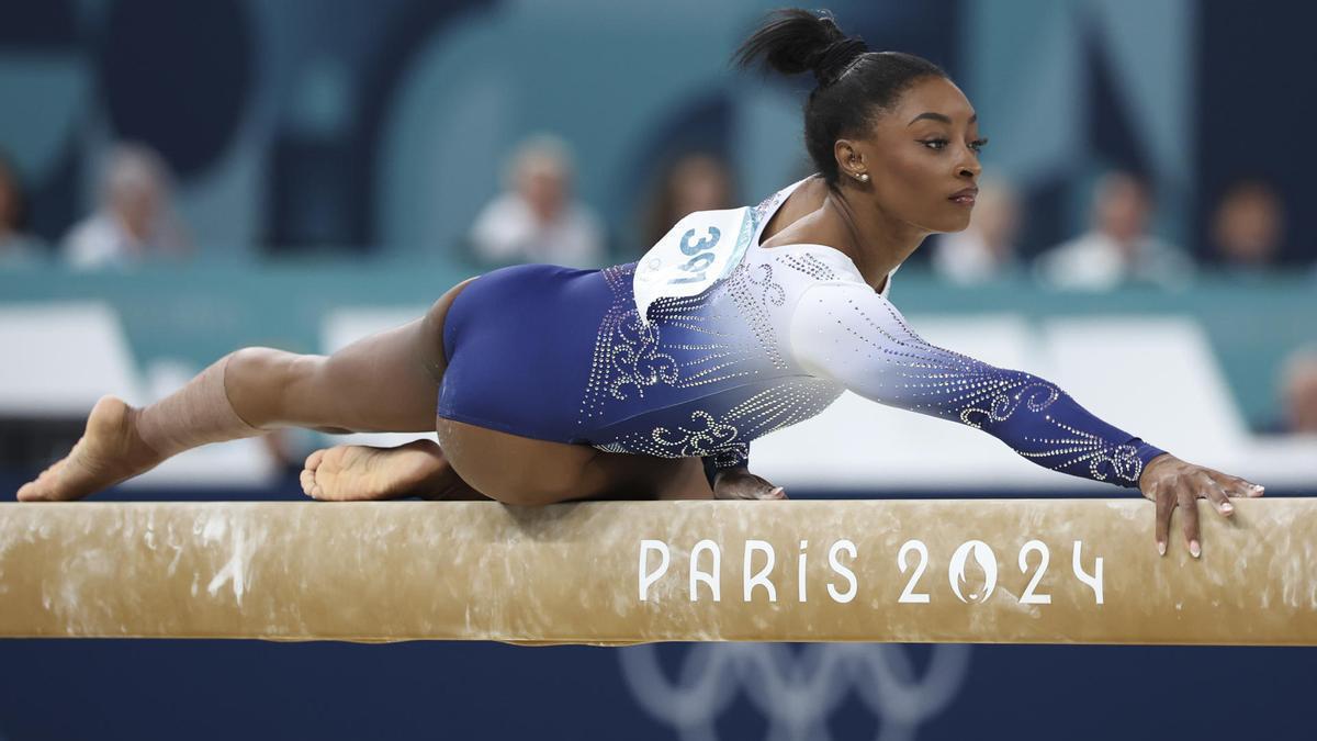 Simone Biles durante su actuación en la final femenina de barra de equilibrio.