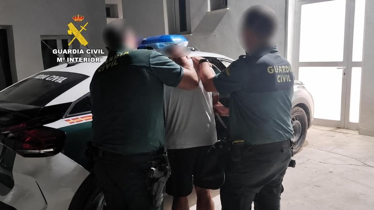 Agentes de la Guardia Civil durante la detención de uno de los integrantes de la organización.