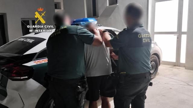 Agentes de la Guardia Civil durante la detención de uno de los integrantes de la organización.