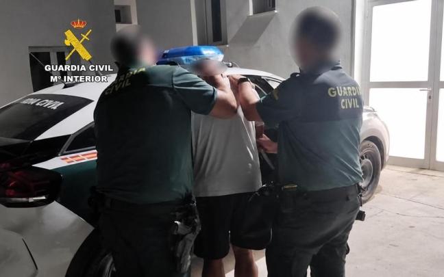 Agentes de la Guardia Civil durante la detención de uno de los integrantes de la organización.