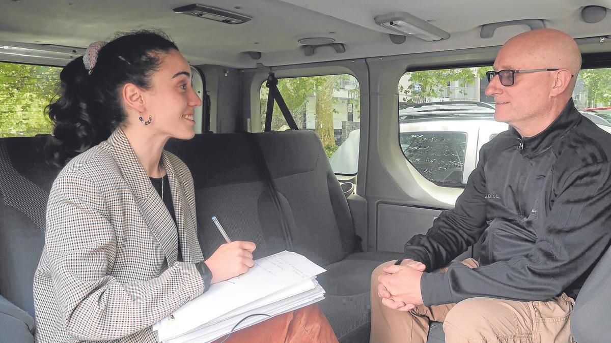 Psicóloga y paciente, charlando en la consulta sobre ruedas.