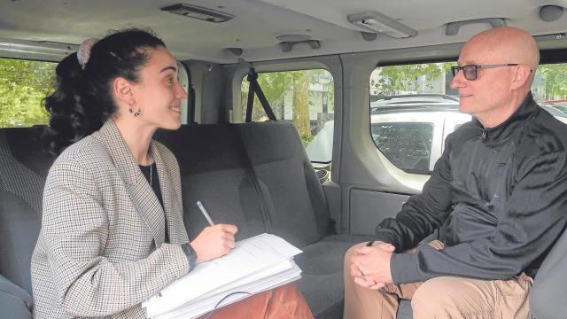 Psicóloga y paciente, charlando en la consulta sobre ruedas.