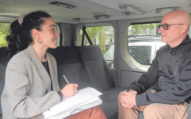 Psicóloga y paciente, charlando en la consulta sobre ruedas.