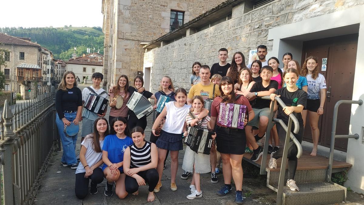 Alumnos y alumnas de Bergarako Musika eta Dantza Eskola que participarán en el festival.