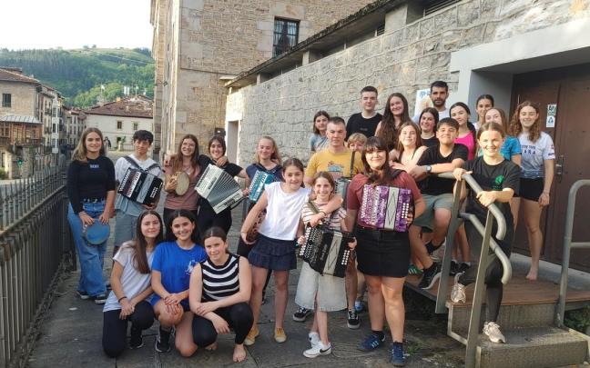 Alumnos y alumnas de Bergarako Musika eta Dantza Eskola que participarán en el festival.