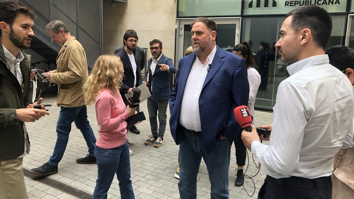 Junqueras, atendiendo recientemente a los medios de comunicación junto a la sede de ERC.