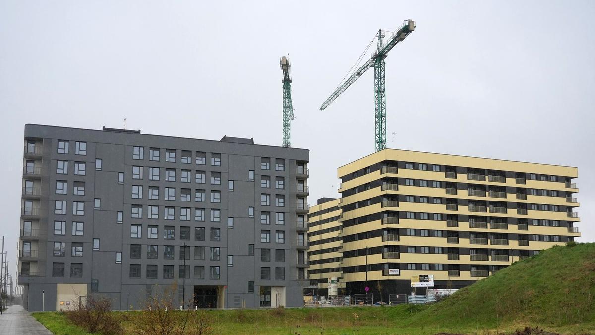 Obras de construcción de un bloque de viviendas públicas de alquiler.