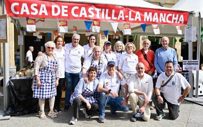 Parte del equipo de socias y socios de la Casa de Castilla-La Mancha que atendieron el puesto montado en la plaza de la Constitución. / Arnaitz Rubio. Parte del equipo de socias y socios de la Casa de Castilla-La Mancha que atendieron el puesto montado en la plaza de la Constitución.