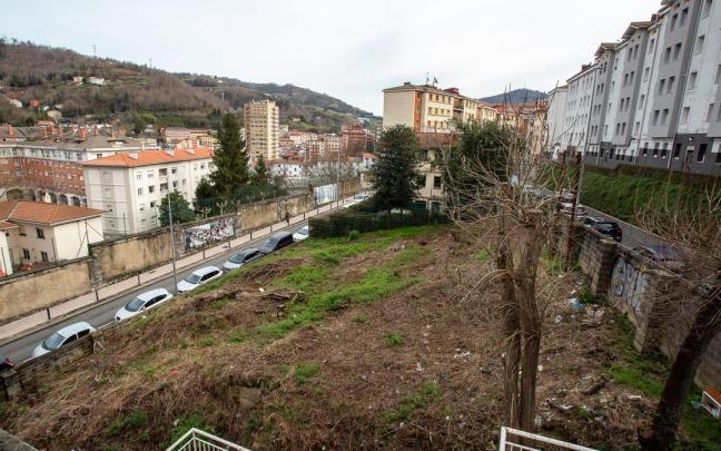 Vista del solar de la calle Sostoatarren, origen del debate entre el PSE-EE y EH Bildu