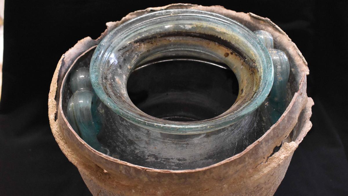 La urna funeraria con el líquido en su interior, que ha resultado ser un vino de 2.000 años