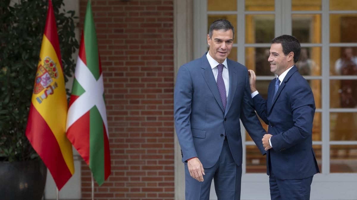 El presidente del Gobierno español, Pedro Sánchez, con el lehendakari, Imanol Pradales, en un encuentro anterior