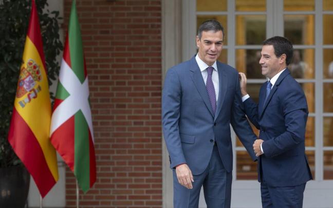 El presidente del Gobierno español, Pedro Sánchez, con el lehendakari, Imanol Pradales, en un encuentro anterior