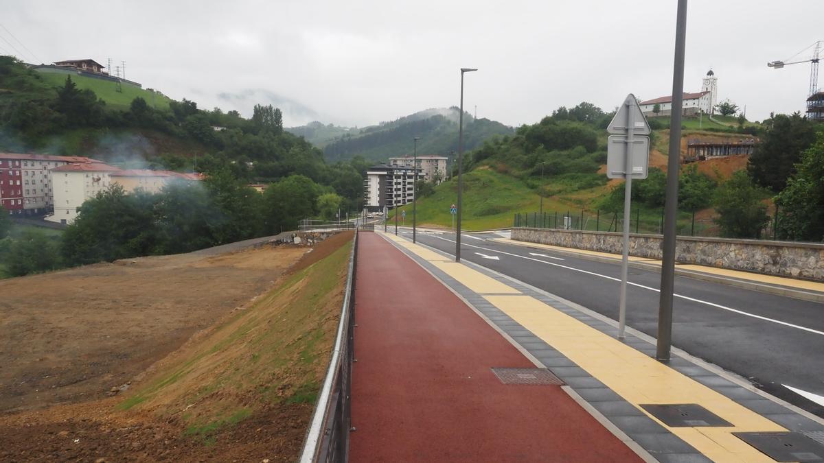Aspecto del vial de Txalonerreka tras el final de las obras a comienzos del pasado mes de junio.