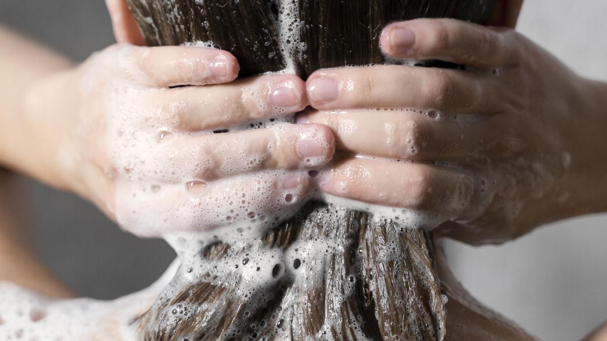 Hay que evitar el agua muy caliente durante el lavado.