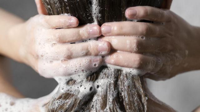 Hay que evitar el agua muy caliente durante el lavado.