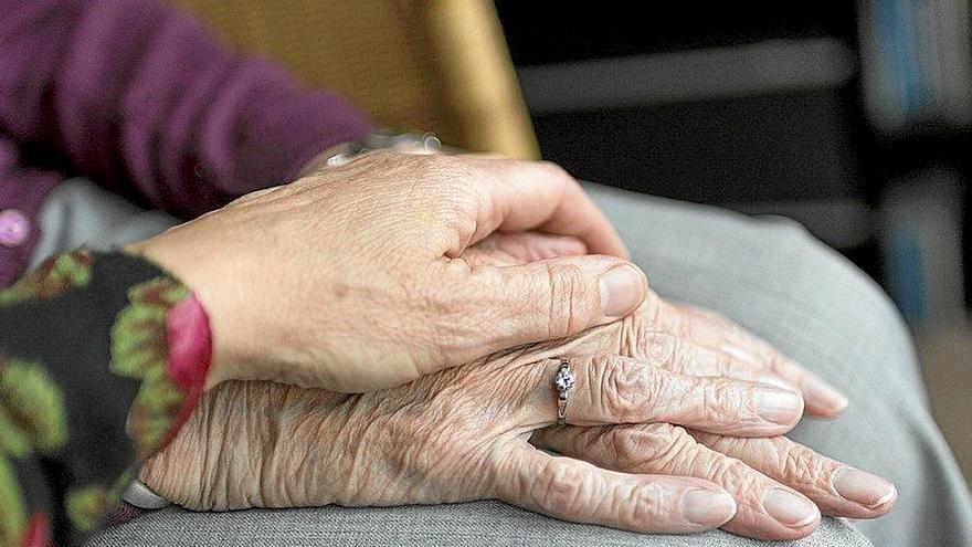 Una mujer atiende a una persona mayor en el Servicio de Ayuda a Domicilio