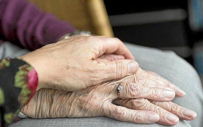 Una mujer atiende a una persona mayor en el Servicio de Ayuda a Domicilio