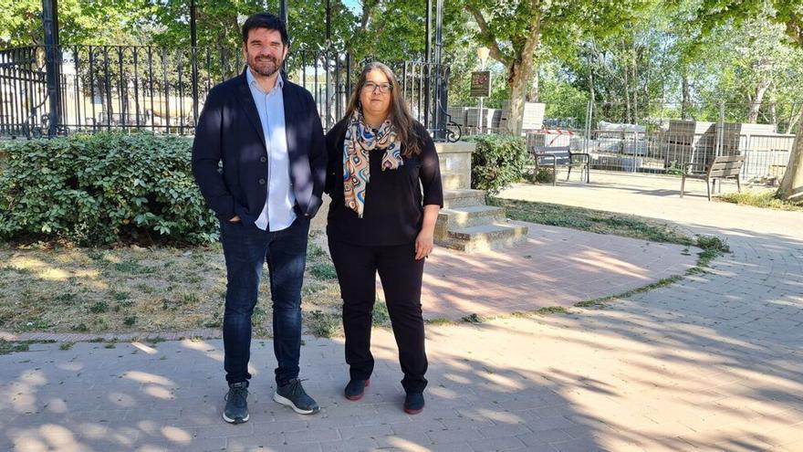 Eneko Larrarte, candidato a la alcaldía por Contuigo Tudela, y Olga Risueño, número tres de la lista FERMÍN PÉREZ-NIEVAS