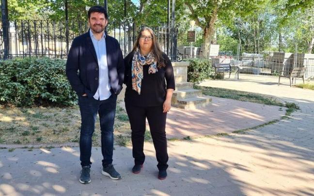 Eneko Larrarte, candidato a la alcaldía por Contuigo Tudela, y Olga Risueño, número tres de la lista FERMÍN PÉREZ-NIEVAS