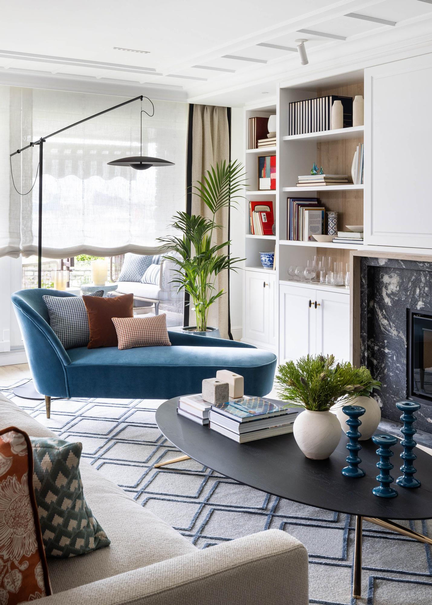 Detalle del salón, con la chaiselongue azul.
