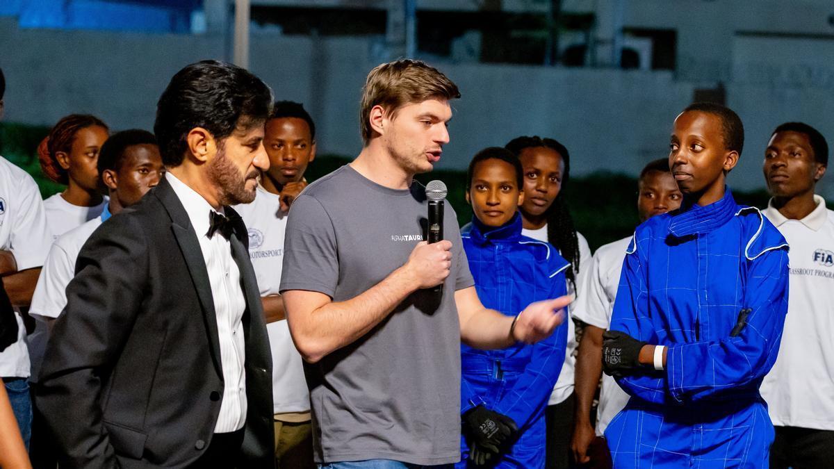 El cuatro veces campeón del mundo Max Verstappen cumple una sanción de servicios comunitarios impuesta por la FIA