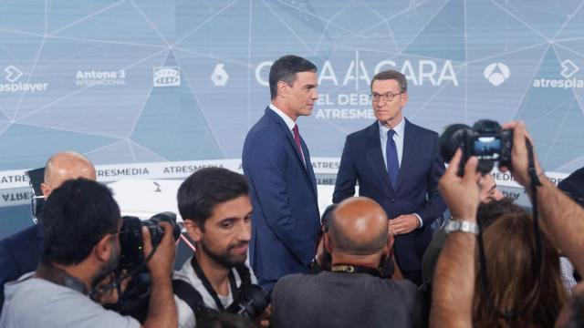 Pedro Sánchez y Alberto Nuñez Feijoó, antes del único debate entre ambos de la campaña electoral.