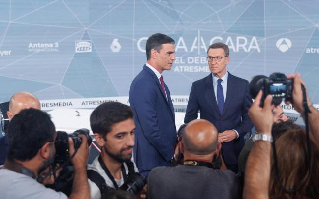 Pedro Sánchez y Alberto Nuñez Feijoó, antes del único debate entre ambos de la campaña electoral.