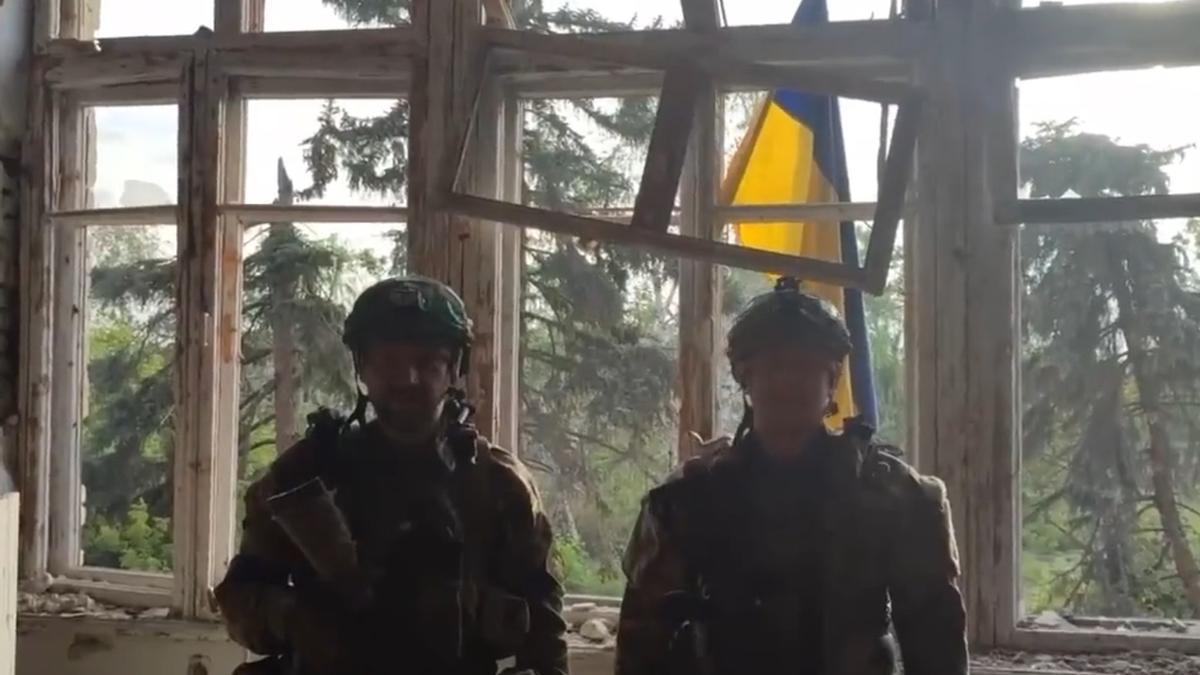 Fuerzas ucranianas en la localidad de Blagodatne, en la región oriental de Donetsk, tras colocar su bandera en la fachada de un edificio en ruinas.