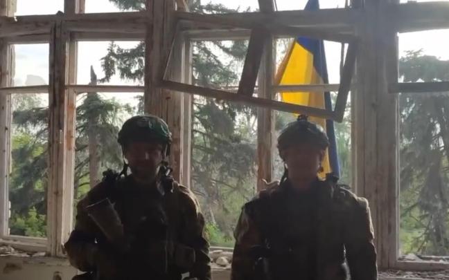 Fuerzas ucranianas en la localidad de Blagodatne, en la región oriental de Donetsk, tras colocar su bandera en la fachada de un edificio en ruinas. Fuerzas ucranianas en la localidad de Blagodatne, en la región oriental de Donetsk, tras colocar su bandera en la fachada de un edificio en ruinas.