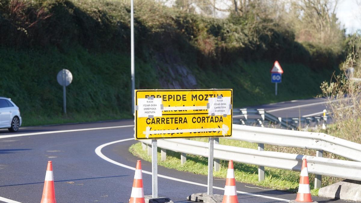 Cartel de carretera cortada a causa de los desprendimientos de la N-634 a la altura de Deba / Ruben Plaza