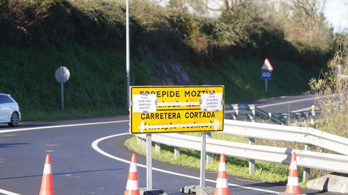 Cartel de carretera cortada a causa de los desprendimientos de la N-634 a la altura de Deba / Ruben Plaza