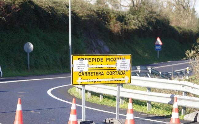 Cartel de carretera cortada a causa de los desprendimientos de la N-634 a la altura de Deba / Ruben Plaza