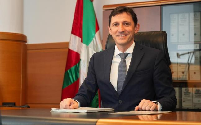 Noël d'Anjou, consejero de Hacienda, en su despacho.