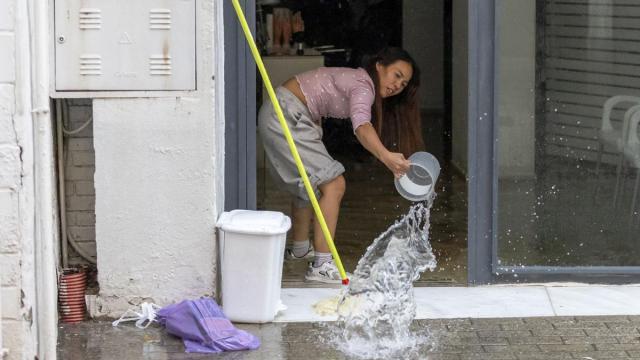 En imágenes: Andalucía supera las 900 incidencias por la borrasca 'Claudia', con la anegación de la estación de autobuses de Huelva