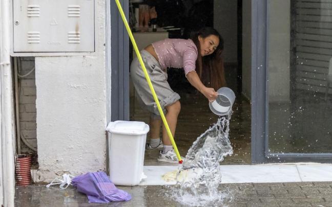 En imágenes: Andalucía supera las 900 incidencias por la borrasca 'Claudia', con la anegación de la estación de autobuses de Huelva