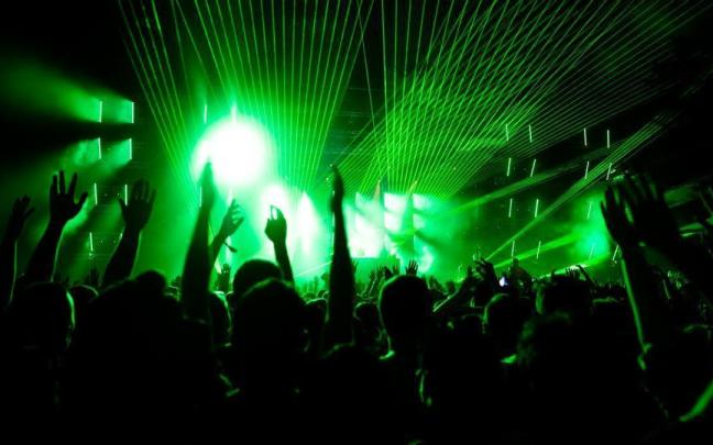 Un grupo de personas de fiesta.