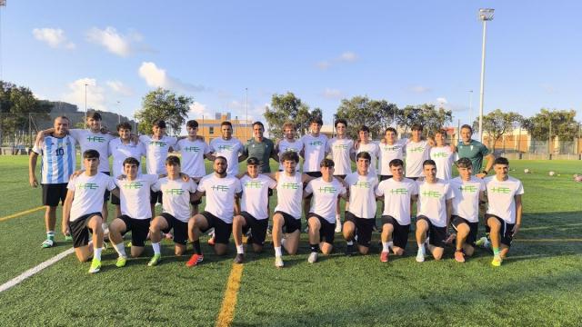 Plantilla y cuerpo técnico del Hondarribia FE antes del primer entrenamiento